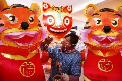 山東乳山趕制節(jié)能彩燈迎春節(jié) - 中國自貢燈會(huì),燈會(huì)彩燈界的行業(yè)門戶網(wǎng)站,聚合彩燈企業(yè)提供最全的彩燈會(huì)燈展花車信息,搜羅展會(huì)活動(dòng)信息和歷屆燈會(huì)集錦